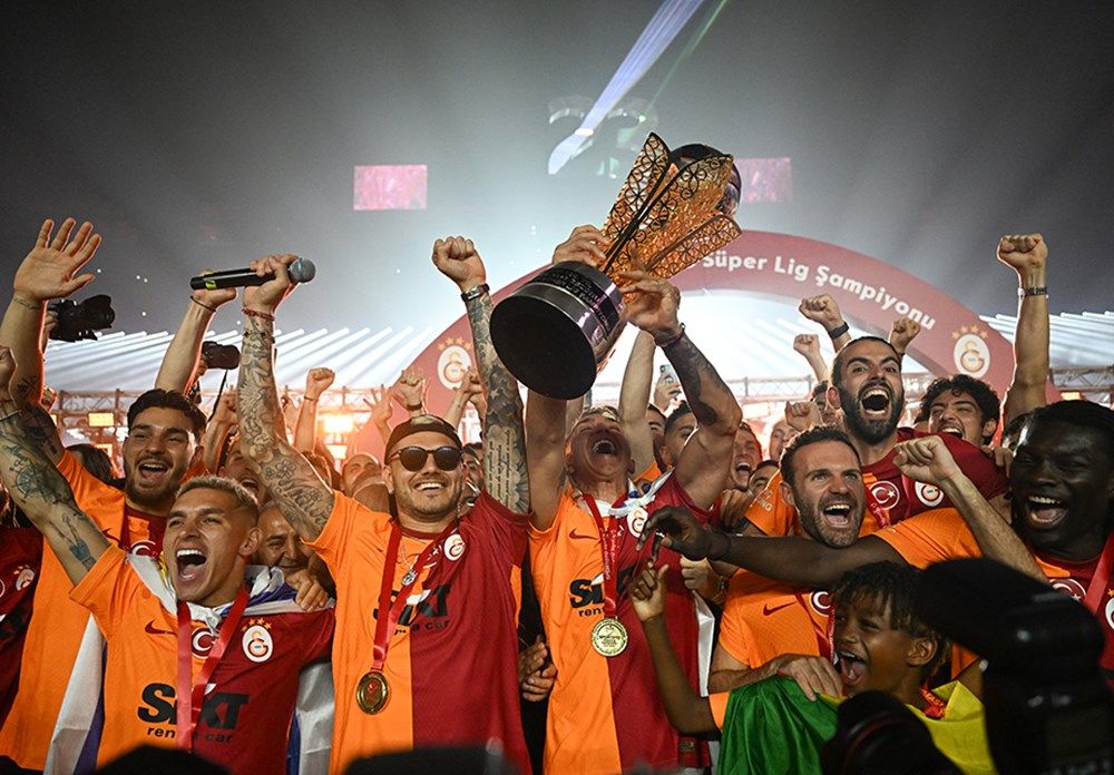Şampiyon Galatasaray kupasına kavuştu! 1
