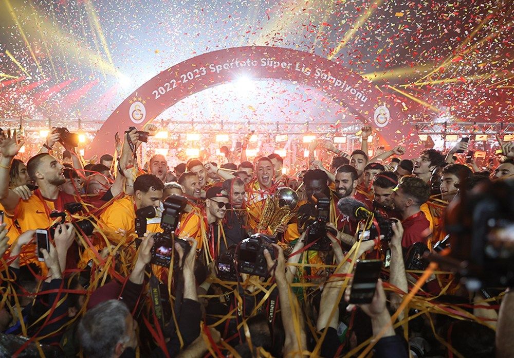 Şampiyon Galatasaray kupasına kavuştu! 11