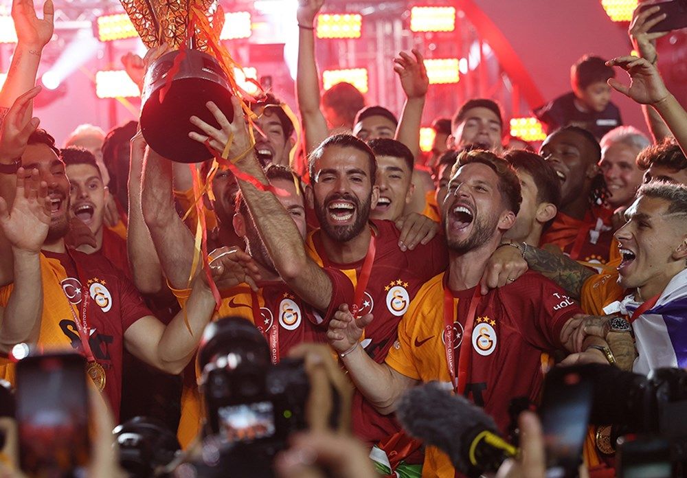 Şampiyon Galatasaray kupasına kavuştu! 15