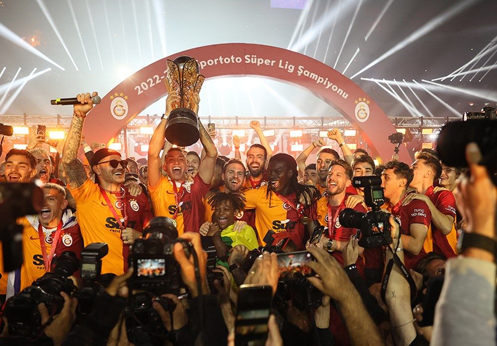 Şampiyon Galatasaray kupasına kavuştu! 16
