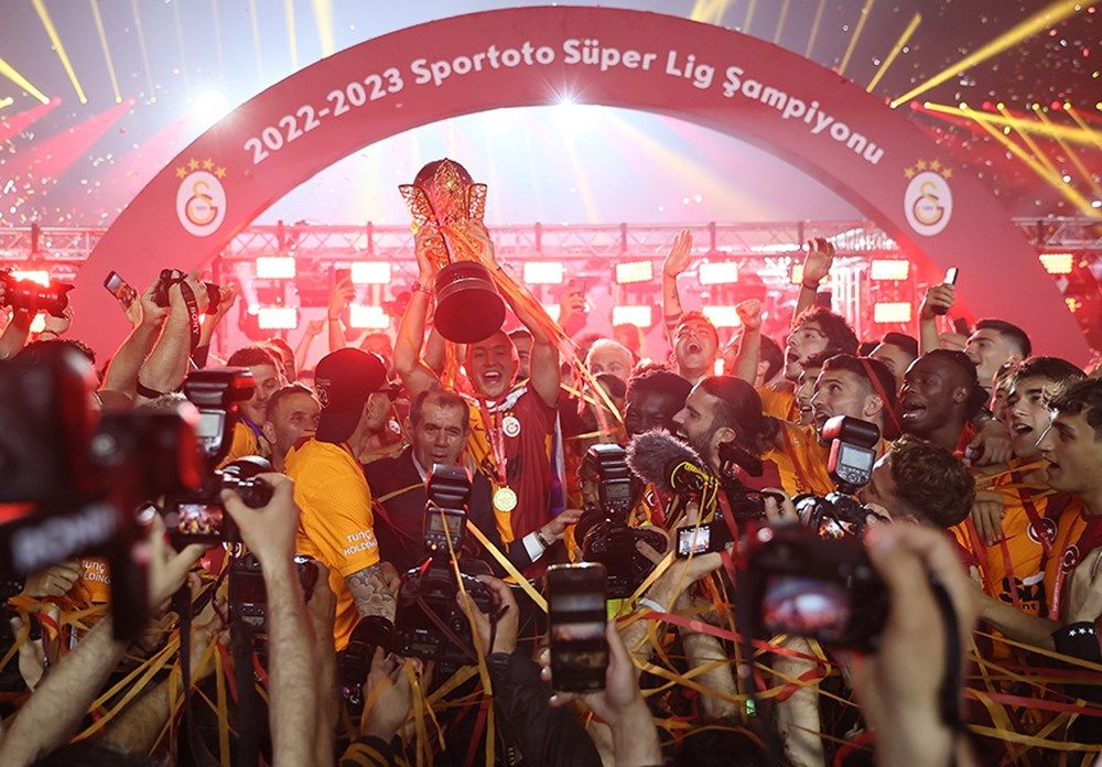Şampiyon Galatasaray kupasına kavuştu! 17