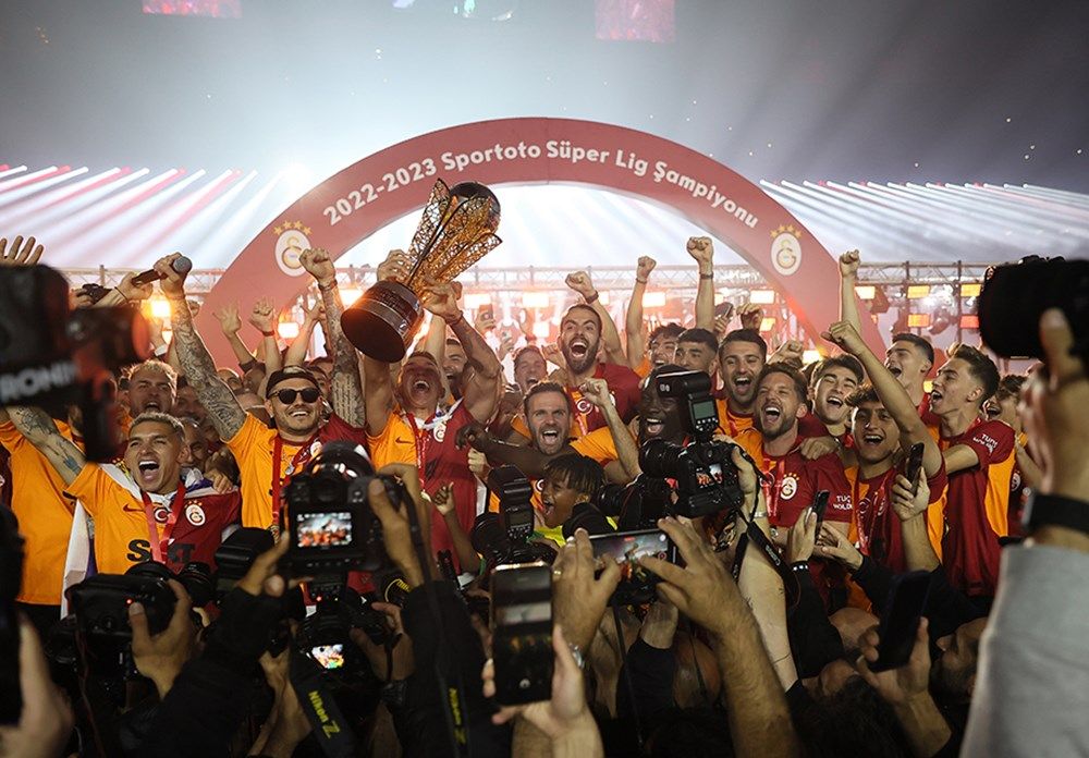 Şampiyon Galatasaray kupasına kavuştu! 19