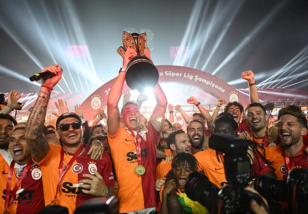 Şampiyon Galatasaray kupasına kavuştu! 2