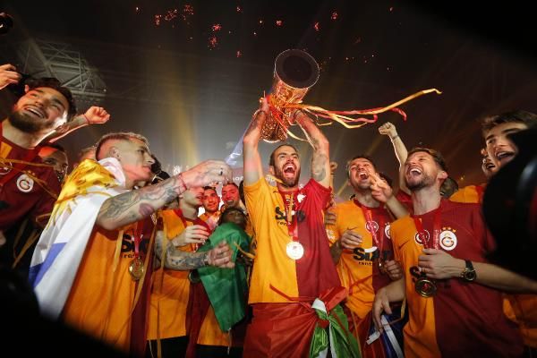 Galatasaraylı ünlülerin şampiyonluk coşkusu! Zaferi böyle kutladılar 1