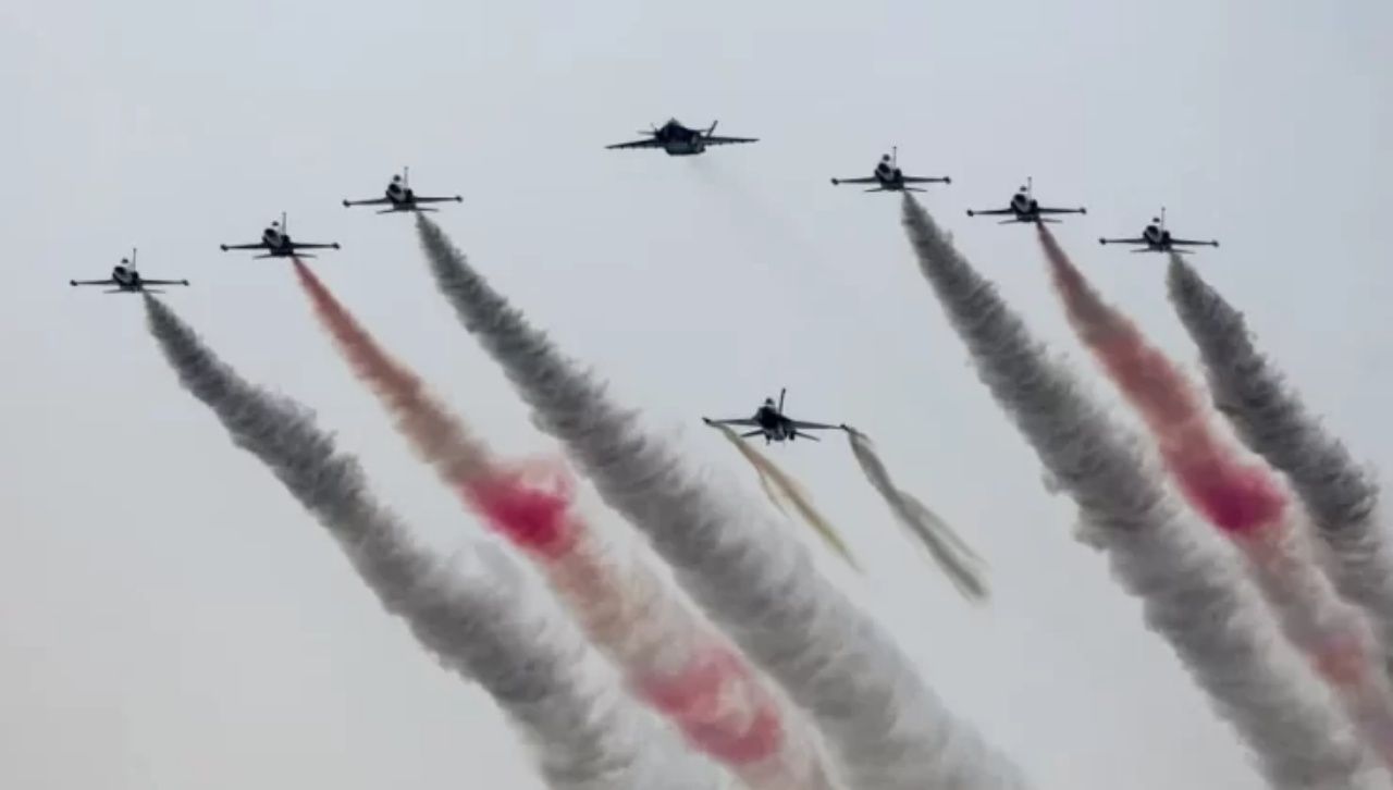 Türk havacılık tarihinde bir ilk! Baykar Kızılelma, SoloTürk'lerle kol uçuşu gerçekleştirdi 4