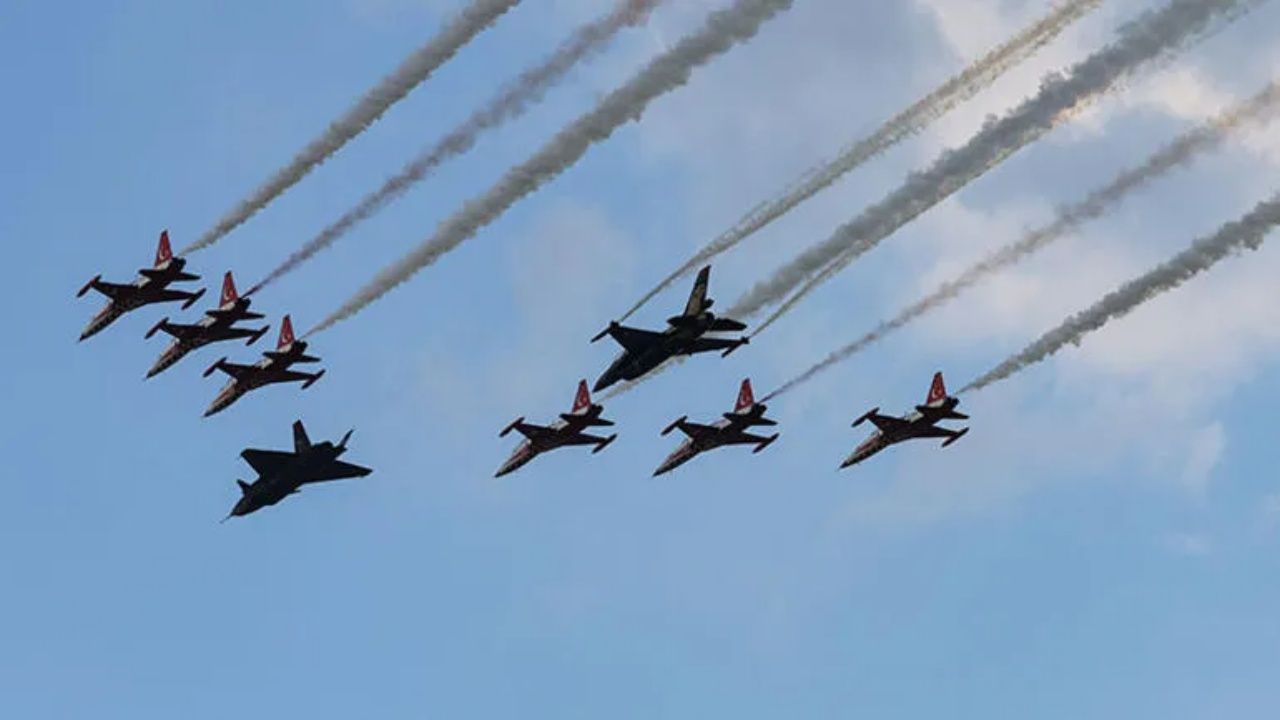 Türk havacılık tarihinde bir ilk! Baykar Kızılelma, SoloTürk'lerle kol uçuşu gerçekleştirdi 3