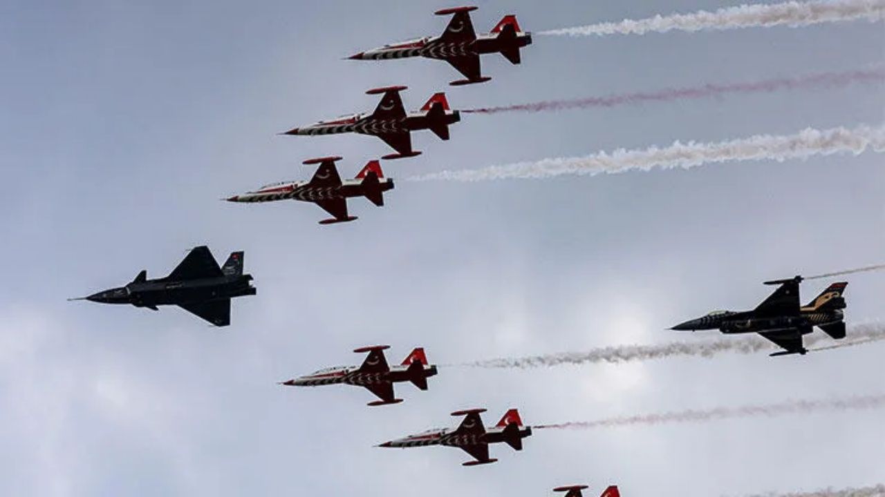 Türk havacılık tarihinde bir ilk! Baykar Kızılelma, SoloTürk'lerle kol uçuşu gerçekleştirdi 1