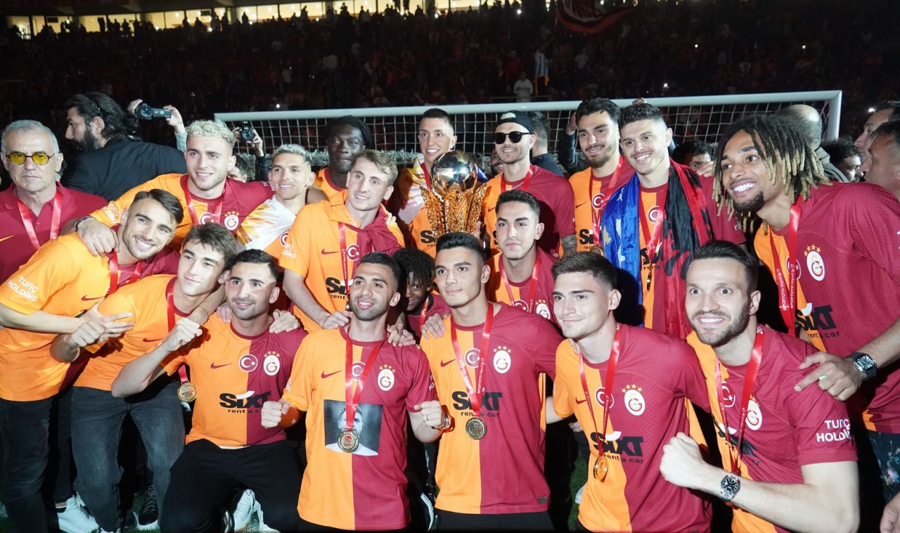 Galatasaray'da 5 isim takımdan ayrıldı! Transferde hareketli saatler 1