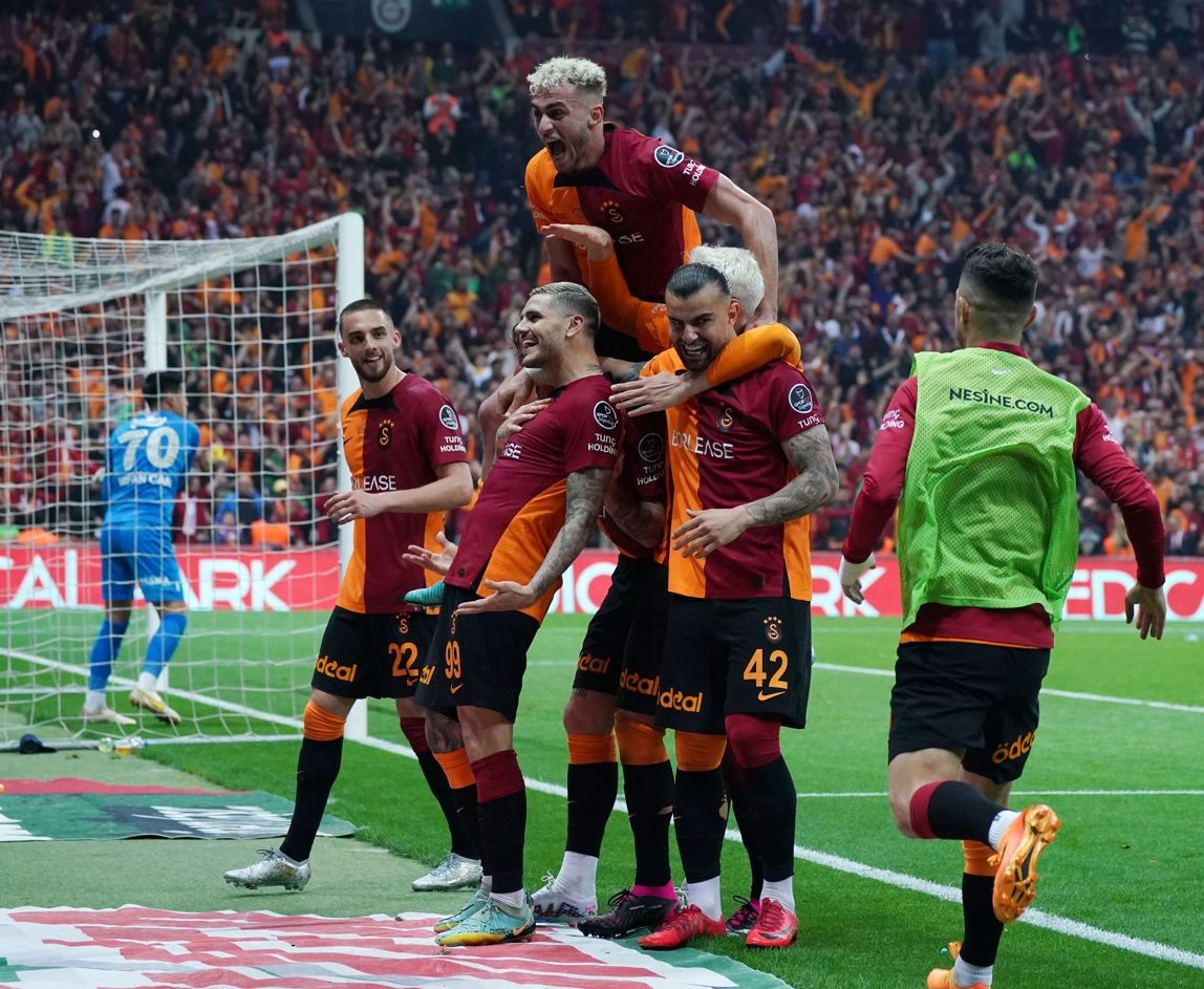 Galatasaray'da 5 isim takımdan ayrıldı! Transferde hareketli saatler 4
