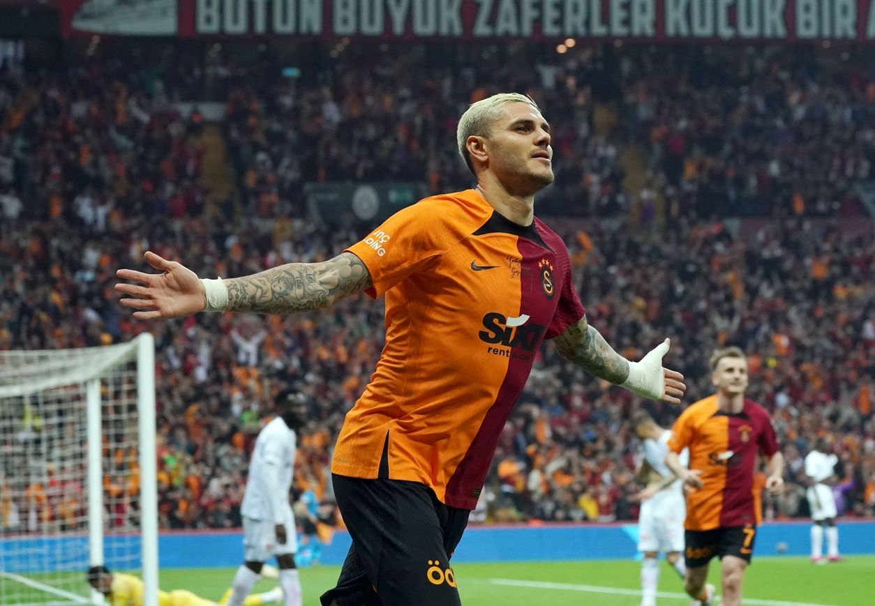 Galatasaray'da 5 isim takımdan ayrıldı! Transferde hareketli saatler 5