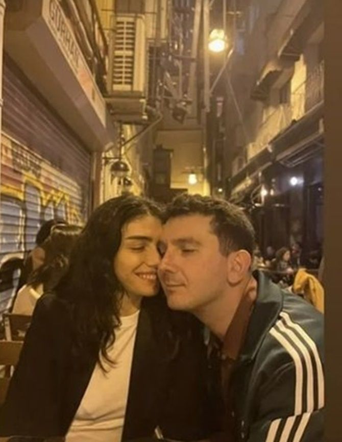 Hazar Ergüçlü'nün bikinili pozlarına beğeni yağdı! 3