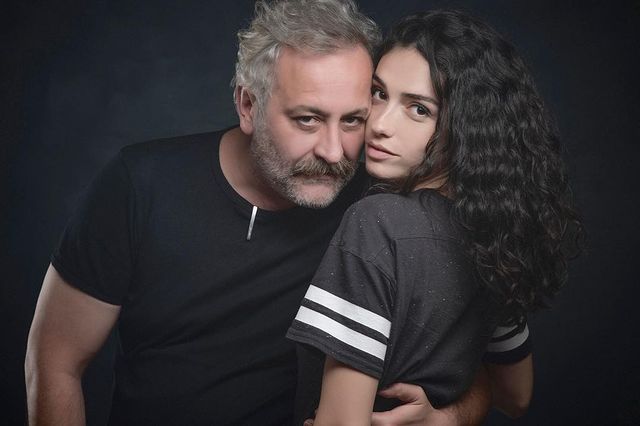 Hazar Ergüçlü'nün bikinili pozlarına beğeni yağdı! 1