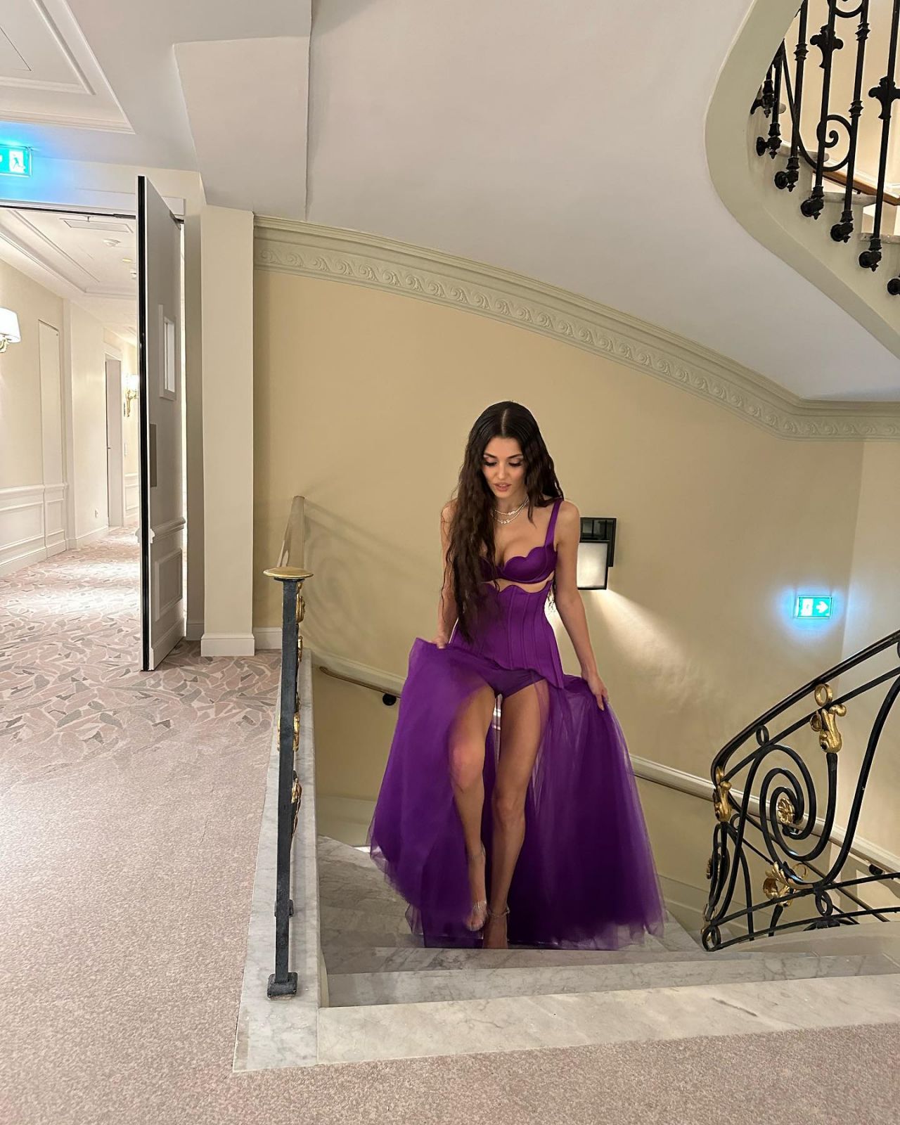 Mor elbisesiyle herkesi büyülemişti! Hande Erçel'den Cannes pozları 6
