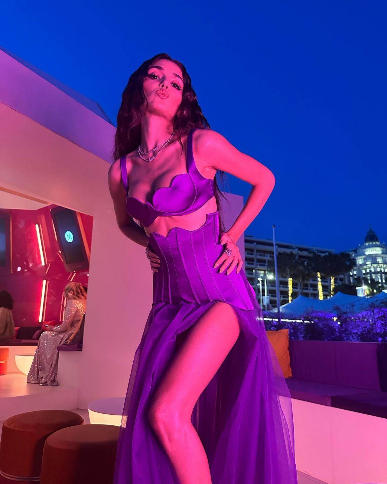 Mor elbisesiyle herkesi büyülemişti! Hande Erçel'den Cannes pozları 9
