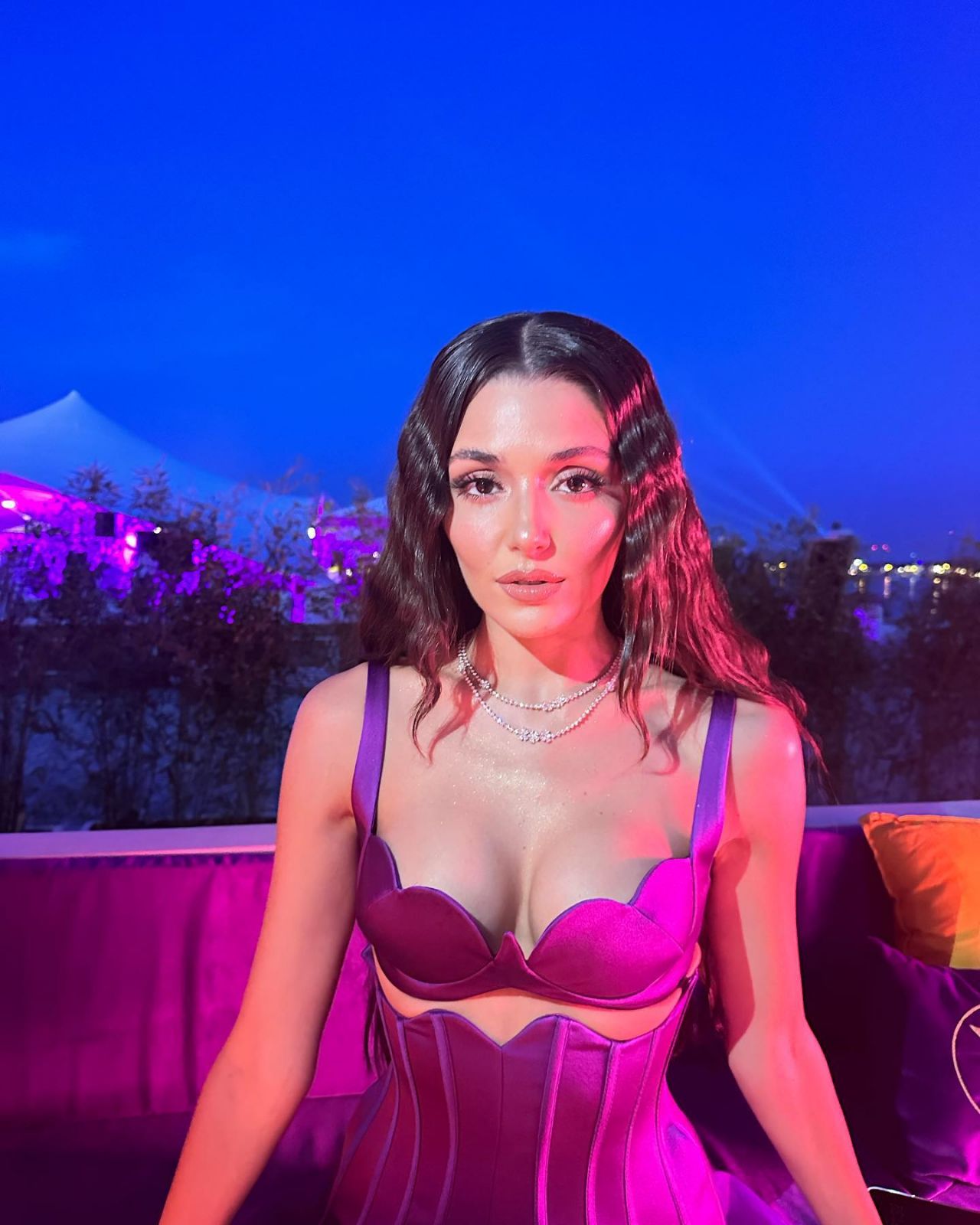 Mor elbisesiyle herkesi büyülemişti! Hande Erçel'den Cannes pozları 10