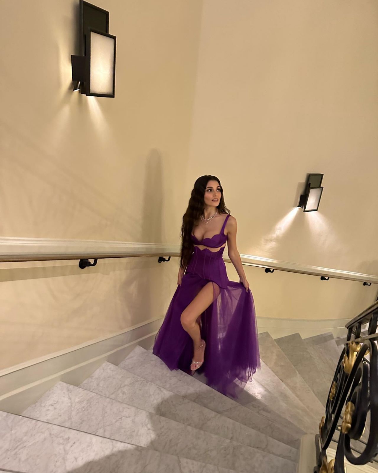 Mor elbisesiyle herkesi büyülemişti! Hande Erçel'den Cannes pozları 12