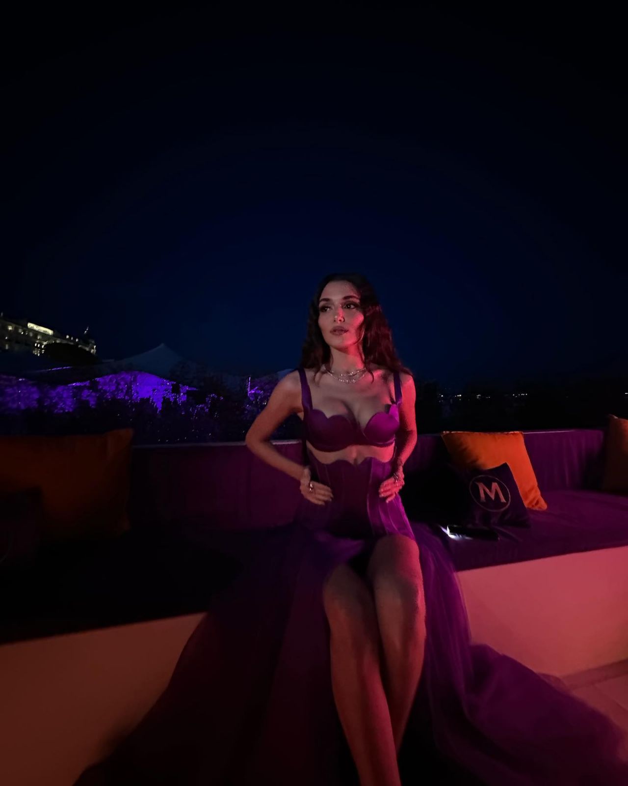 Mor elbisesiyle herkesi büyülemişti! Hande Erçel'den Cannes pozları 13