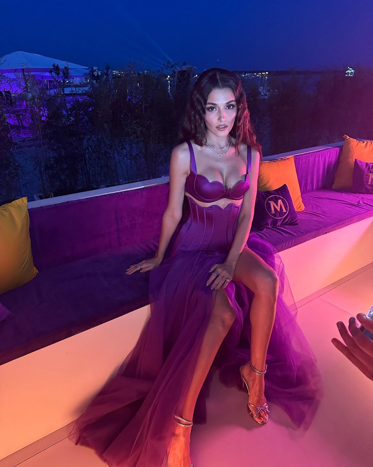 Mor elbisesiyle herkesi büyülemişti! Hande Erçel'den Cannes pozları 14