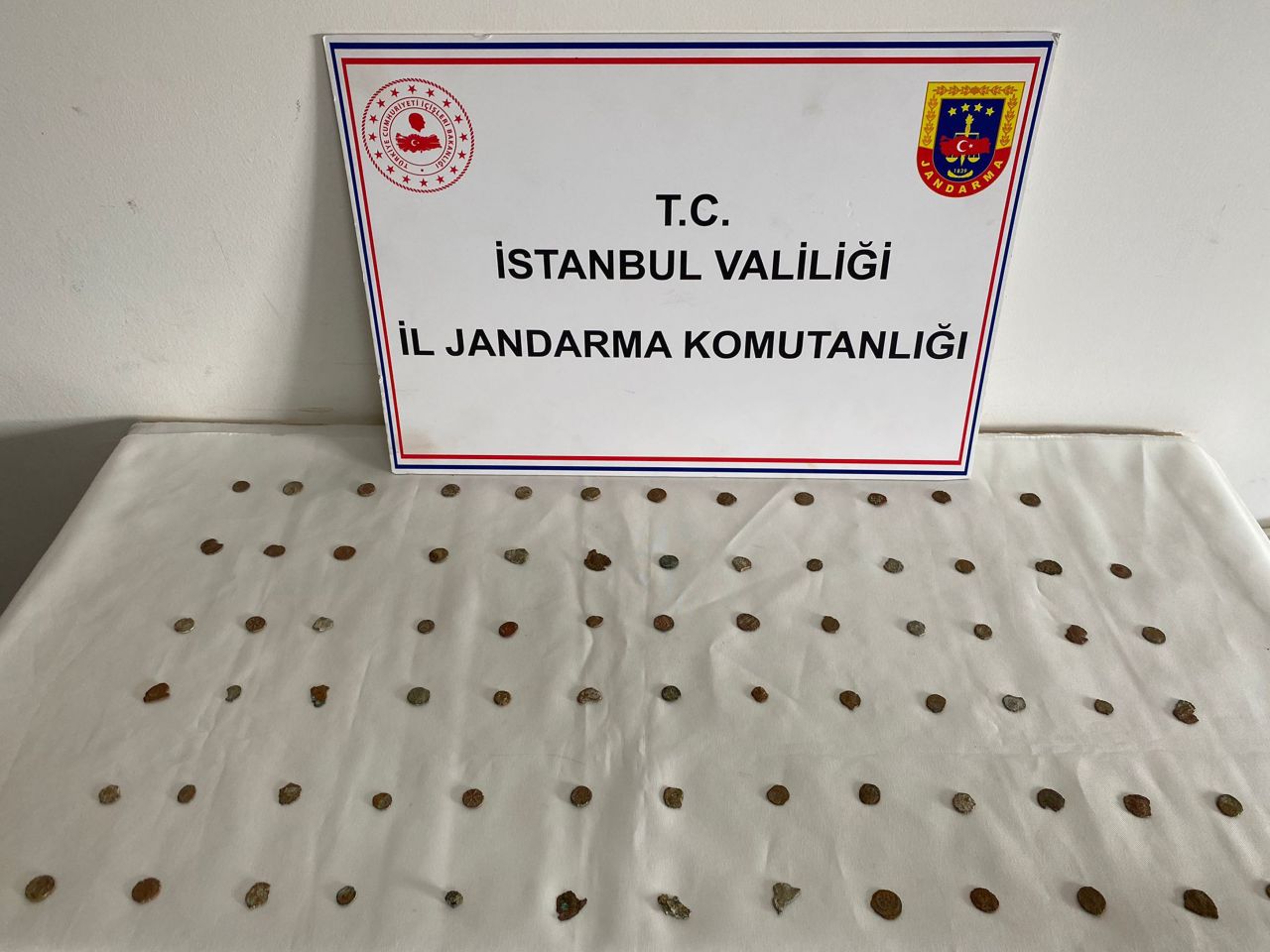 İstanbul'da düzenlenen tarihi eser kaçakçılarına yönelik operasyonda 1100 yıllık İncil ele geçirildi 3