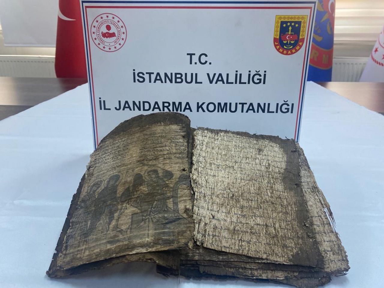İstanbul'da düzenlenen tarihi eser kaçakçılarına yönelik operasyonda 1100 yıllık İncil ele geçirildi 2
