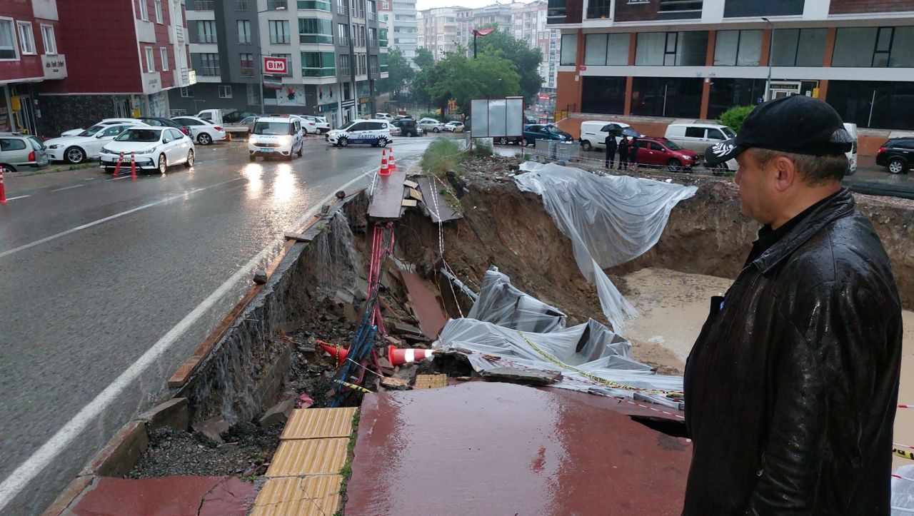 Samsun'da eğitime yağmur engeli! Yollar çöktü, evleri su bastı... 8