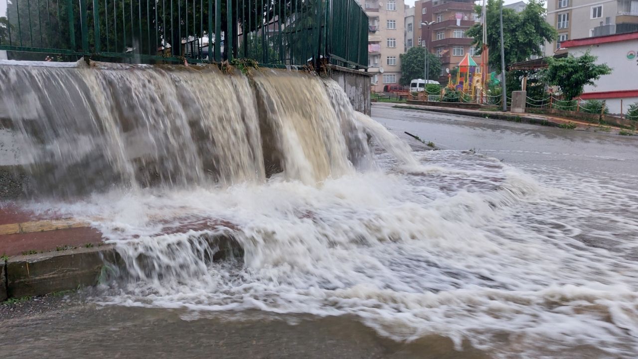 Samsun'da eğitime yağmur engeli! Yollar çöktü, evleri su bastı... 7