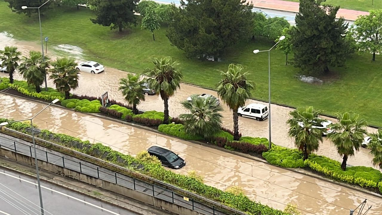 Samsun'da eğitime yağmur engeli! Yollar çöktü, evleri su bastı... 1