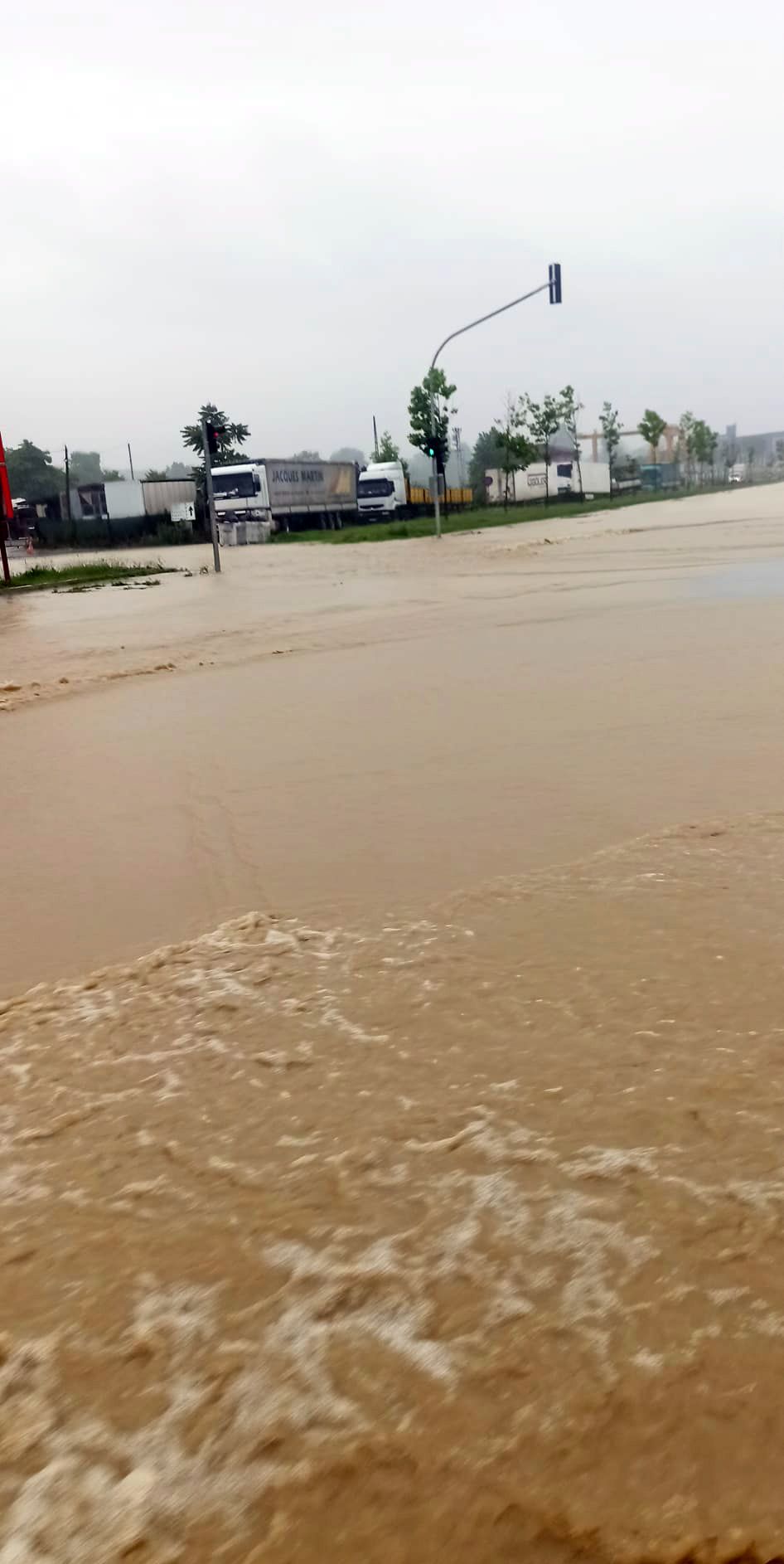 Samsun'da eğitime yağmur engeli! Yollar çöktü, evleri su bastı... 3