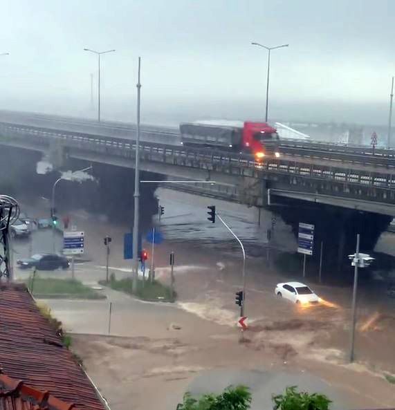 Samsun'da eğitime yağmur engeli! Yollar çöktü, evleri su bastı... 5
