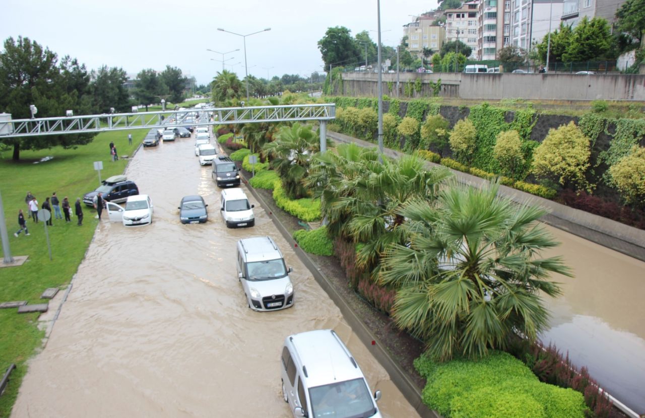 Samsun'da yine sel felaketi! Yollar göle döndü, insanlar araçlarında mahsur kaldı 1