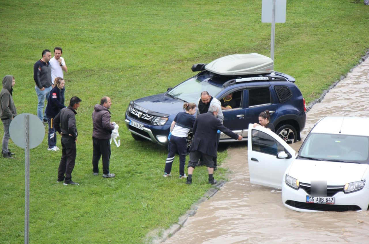 Samsun'da yine sel felaketi! Yollar göle döndü, insanlar araçlarında mahsur kaldı 2