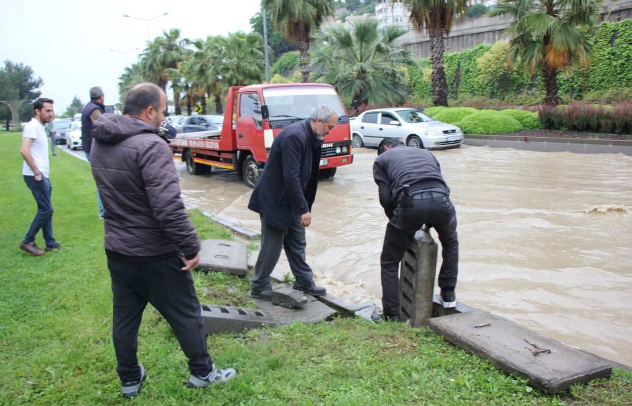 Samsun'da yine sel felaketi! Yollar göle döndü, insanlar araçlarında mahsur kaldı 4