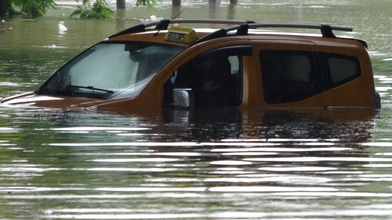 Samsun'da yine sel felaketi! Yollar göle döndü, insanlar araçlarında mahsur kaldı 7