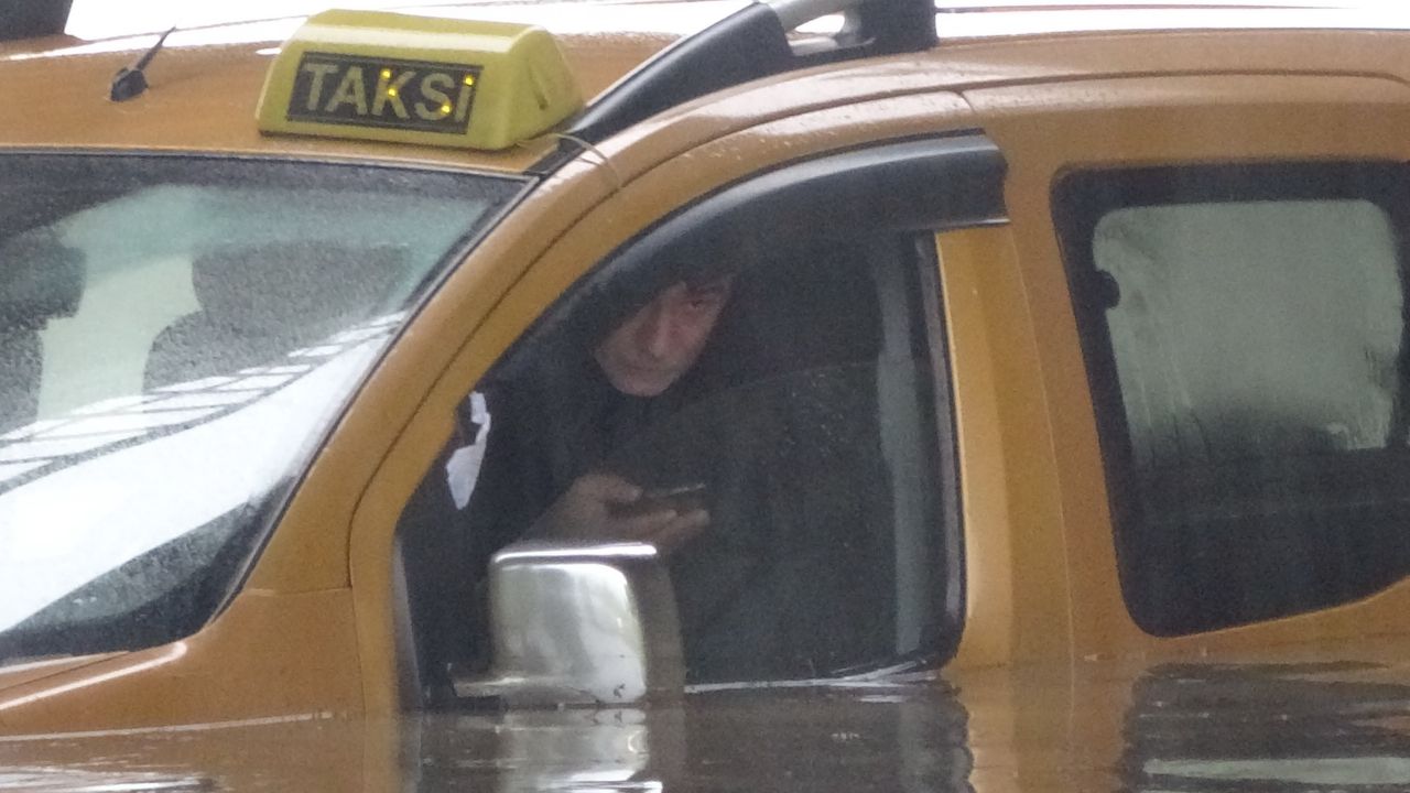 Samsun'da yine sel felaketi! Yollar göle döndü, insanlar araçlarında mahsur kaldı 8