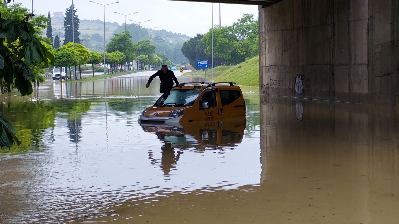 Samsun'da yine sel felaketi! Yollar göle döndü, insanlar araçlarında mahsur kaldı 9