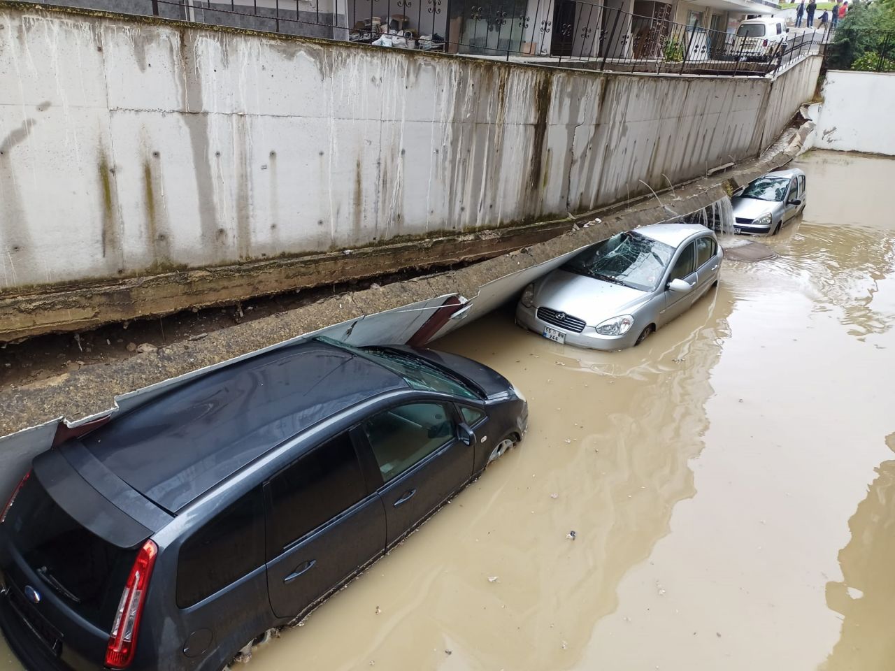 Samsun'da yine sel felaketi! Yollar göle döndü, insanlar araçlarında mahsur kaldı 5