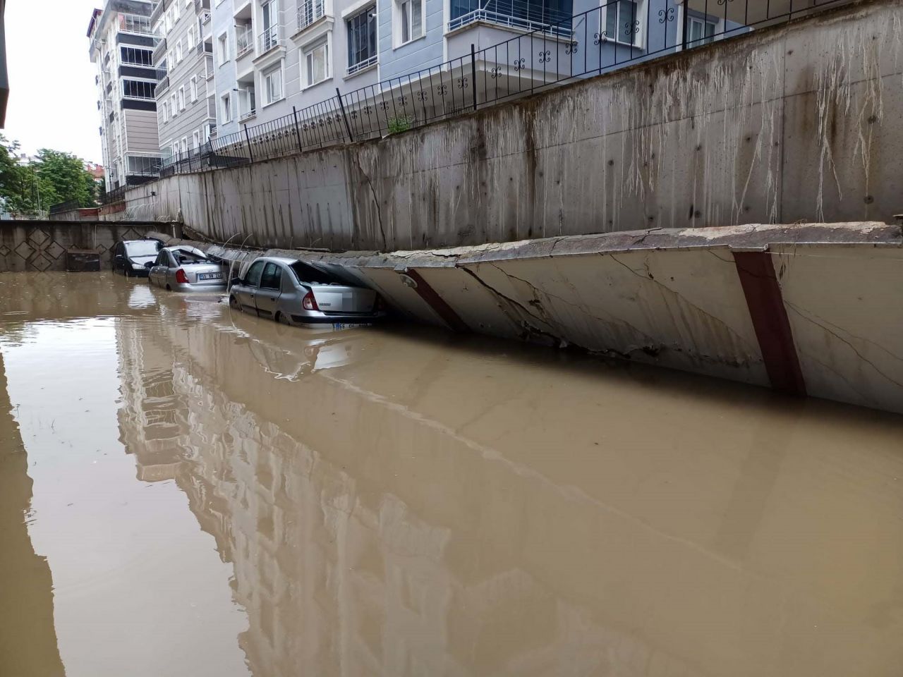 Samsun'da yine sel felaketi! Yollar göle döndü, insanlar araçlarında mahsur kaldı 6