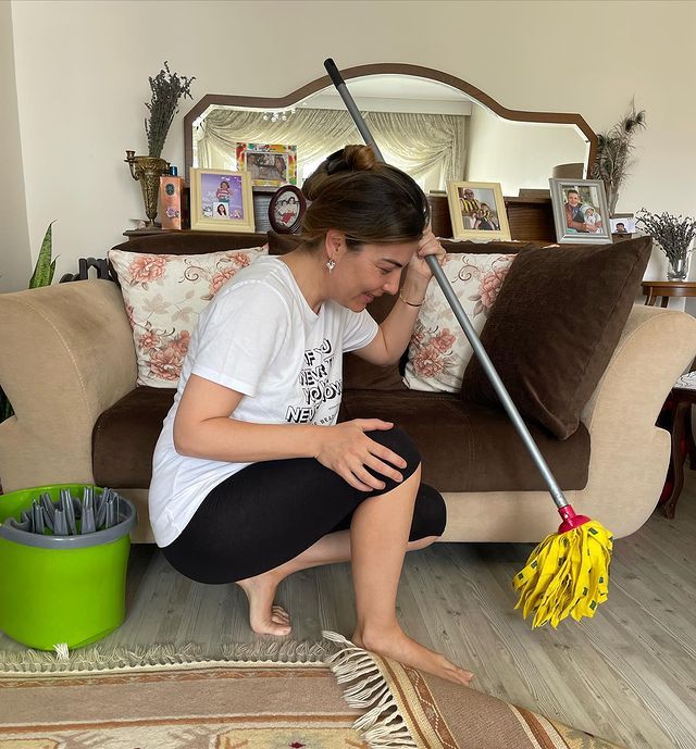 Oyuncu Burcu Kara'dan temizlik paylaşımı! Annesinin evinde yerleri sildi 2