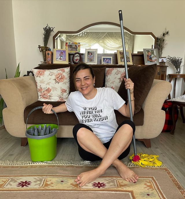 Oyuncu Burcu Kara'dan temizlik paylaşımı! Annesinin evinde yerleri sildi 3