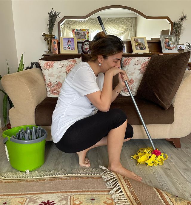 Oyuncu Burcu Kara'dan temizlik paylaşımı! Annesinin evinde yerleri sildi 4