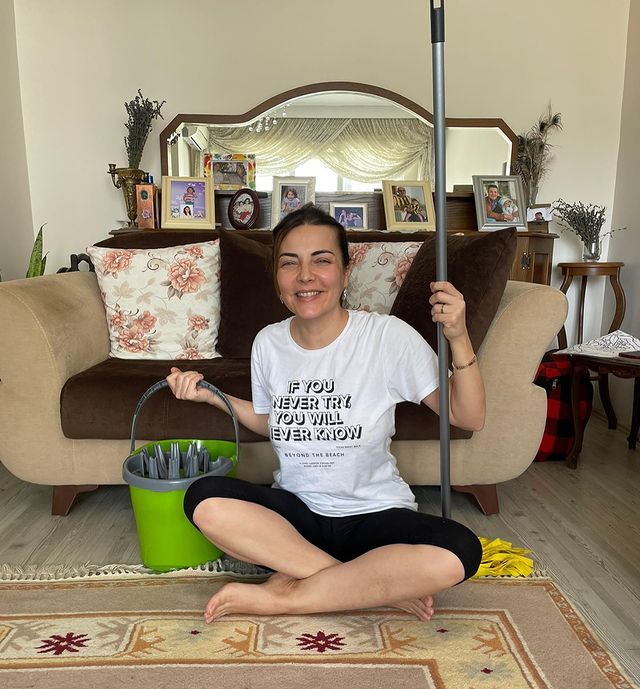 Oyuncu Burcu Kara'dan temizlik paylaşımı! Annesinin evinde yerleri sildi 6