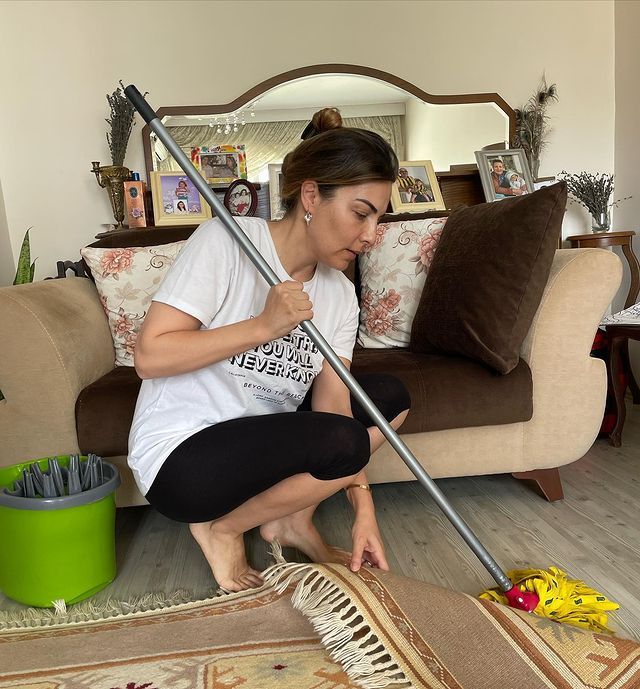Oyuncu Burcu Kara'dan temizlik paylaşımı! Annesinin evinde yerleri sildi 7