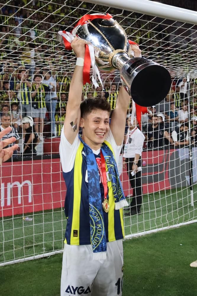 Galatasaray'ı şampiyon yapmıştı! Şimdi Fenerbahçe'ye imza atıyor 14