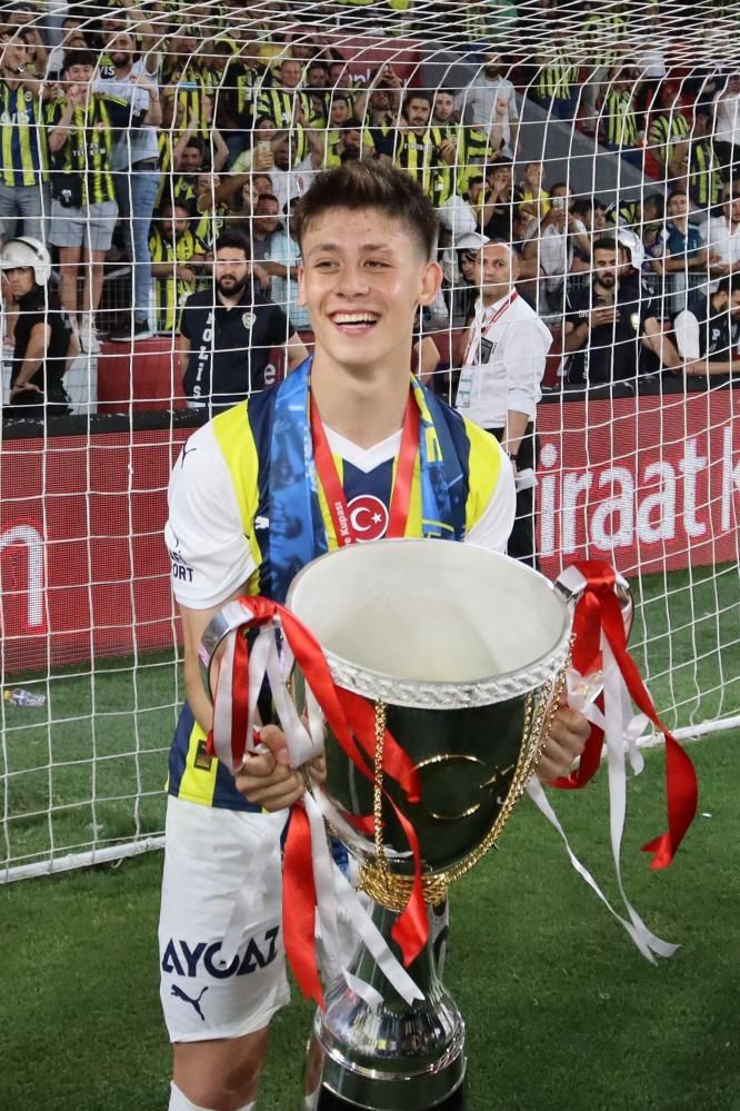 Galatasaray'ı şampiyon yapmıştı! Şimdi Fenerbahçe'ye imza atıyor 15