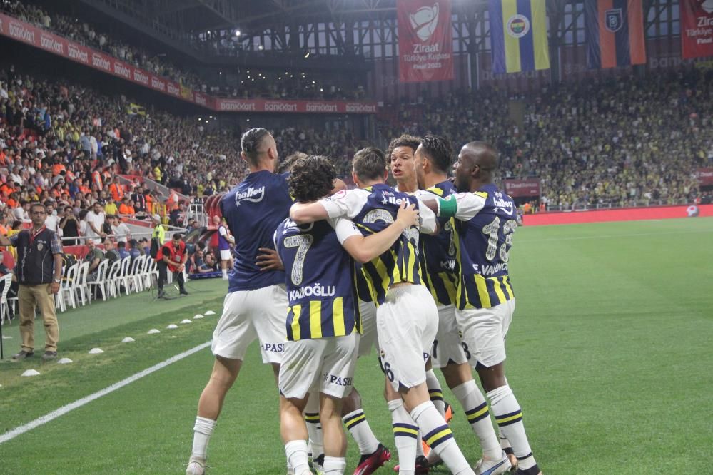 Galatasaray'ı şampiyon yapmıştı! Şimdi Fenerbahçe'ye imza atıyor 16