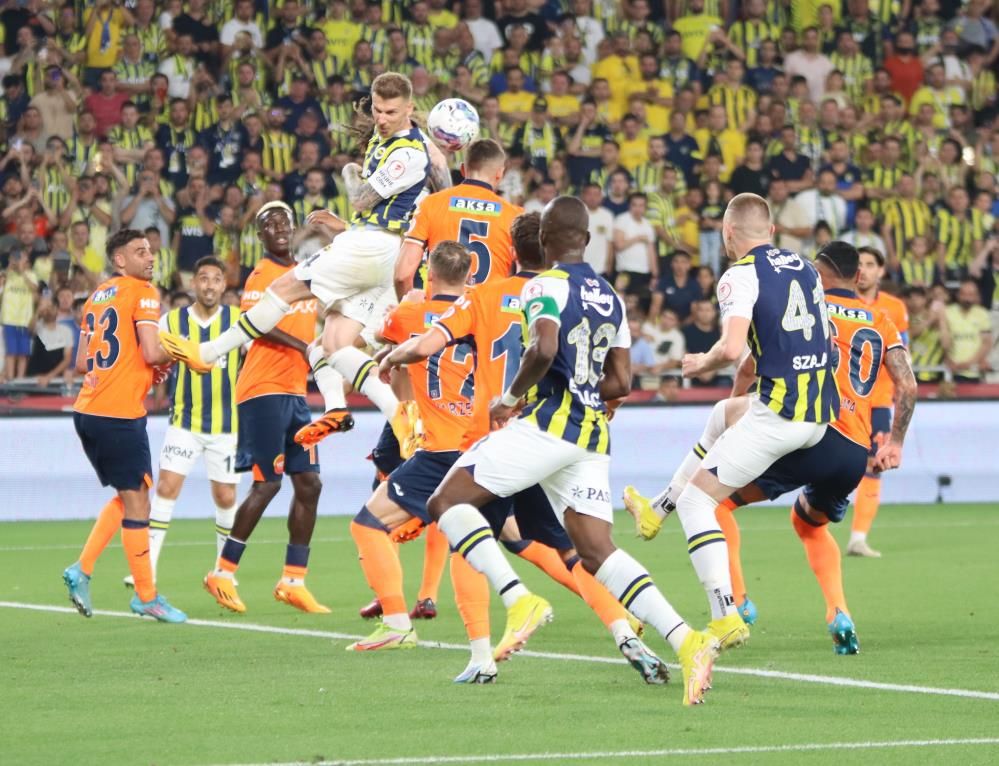 Galatasaray'ı şampiyon yapmıştı! Şimdi Fenerbahçe'ye imza atıyor 17