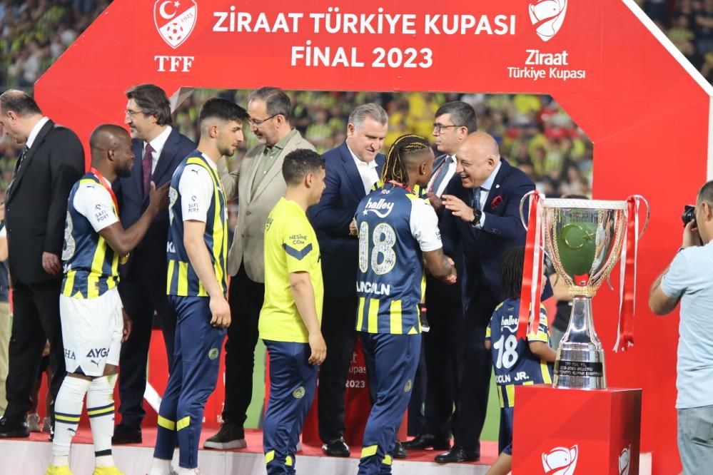 Galatasaray'ı şampiyon yapmıştı! Şimdi Fenerbahçe'ye imza atıyor 3