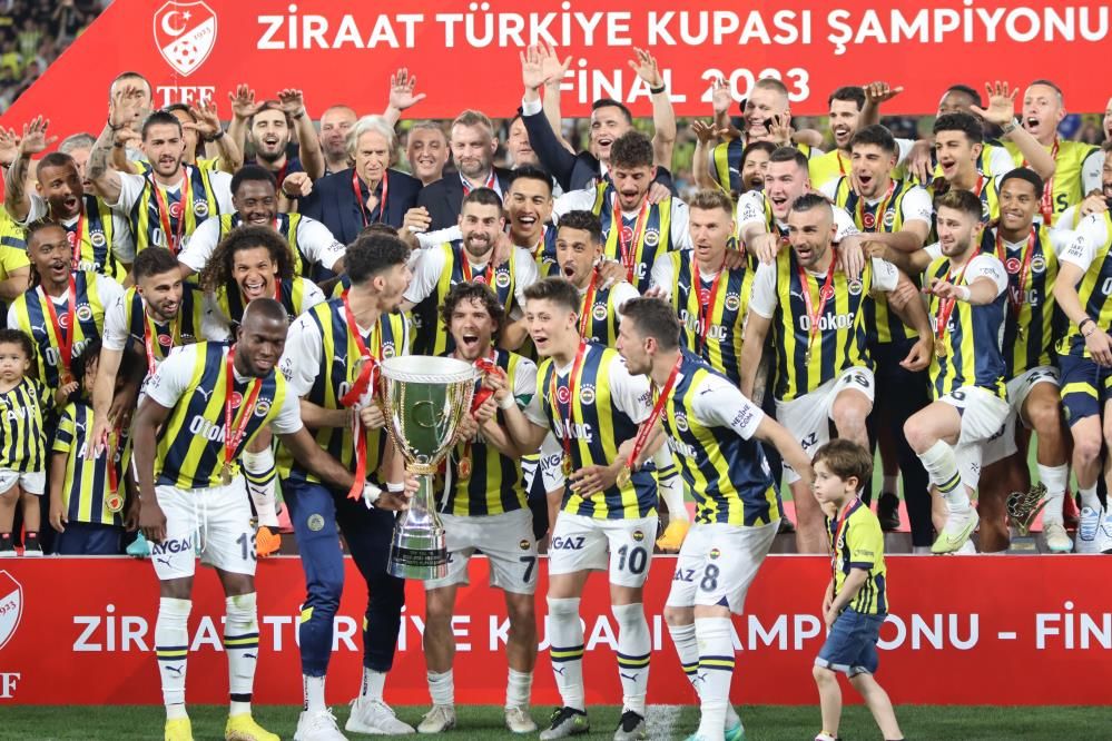 Galatasaray'ı şampiyon yapmıştı! Şimdi Fenerbahçe'ye imza atıyor 4