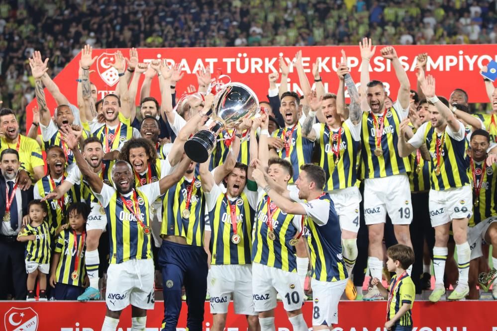 Galatasaray'ı şampiyon yapmıştı! Şimdi Fenerbahçe'ye imza atıyor 5