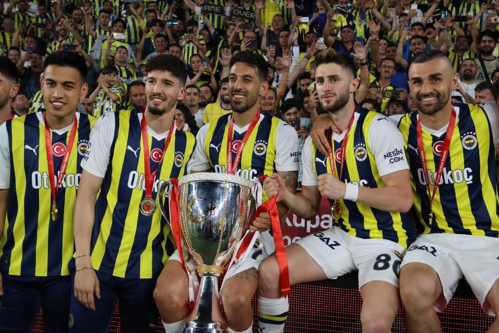 Galatasaray'ı şampiyon yapmıştı! Şimdi Fenerbahçe'ye imza atıyor 8